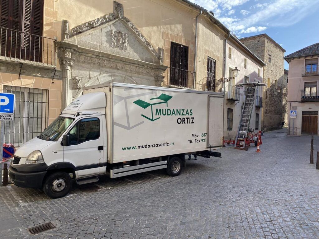 camion Mudanzas ortiz en segovia